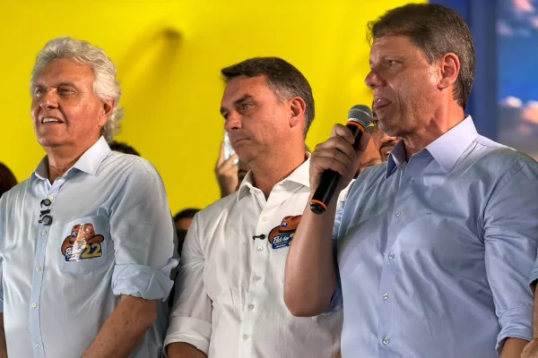 Flávio promete “mudar Constituição para redemocratizar o país” - destaque galeria Flávio promete “mudar Constituição para redemocratizar o país” - destaque galeria