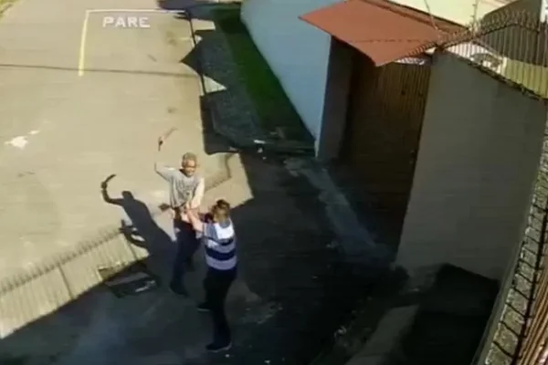 Vídeo: filho é esfaqueado 20 vezes pelo pai e arrastado por carro