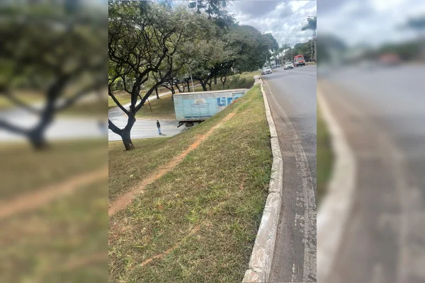 Caminhão fica “entalado” em tesourinha na Asa Sul