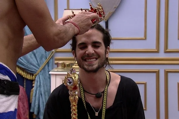 Fiuk pede festa com tema Malhação, mas se anima com sugestão de Tiago