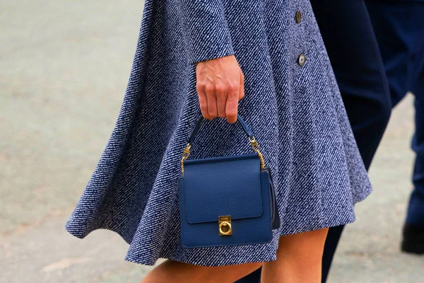 Kate Middleton com bolsa azul da marca francesa Polène - Metrópoles