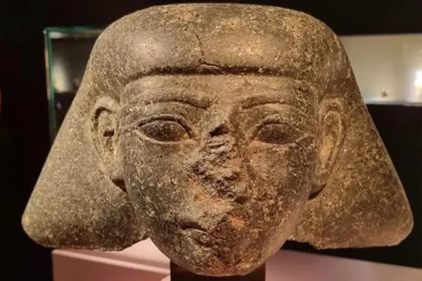 imagem colorida estatua devolvida pela holanda ao egito