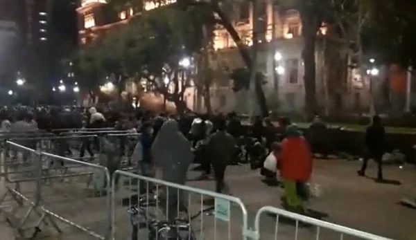 Moradores de rua aparecerem correndo em vídeo que flagra bombas sendo jogadas em rua no centro de São Paulo, de noite - Metrópoles