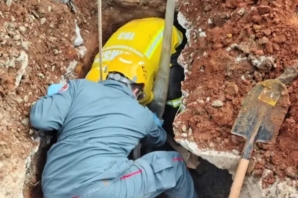 Trabalhador fica soterrado em vala após desmoronamento em cidade de SC