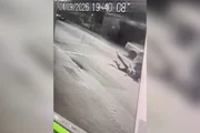 Pouco depois, outra gravação mostra o momento em que a adolescente se joga do carro em movimento e cai no asfalto Pouco depois, outra gravação mostra o momento em que a adolescente se joga do carro em movimento e cai no asfalto