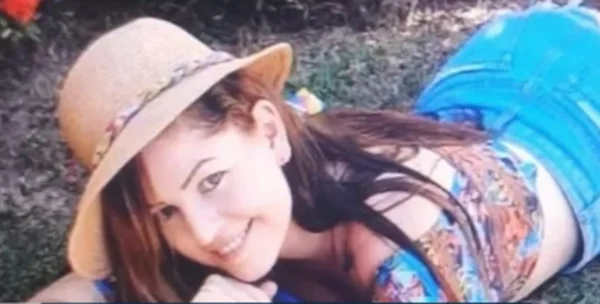 mulher de chapéu sorrindo