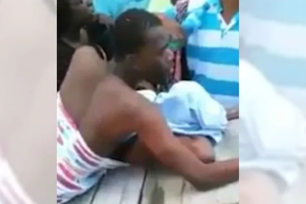 Homem fica com o pênis preso dentro da amante durante sexo