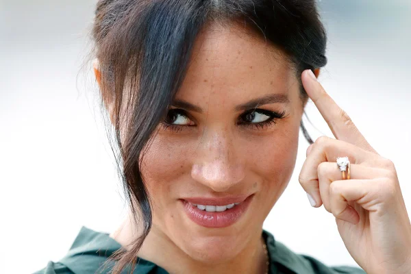 Ex-funcionária de Meghan quebra o silêncio sobre acusações de assédio