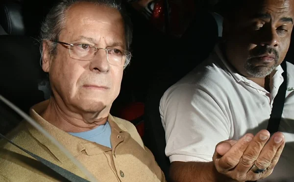 Sob protestos, José Dirceu chega a prédio onde vai morar no Sudoeste