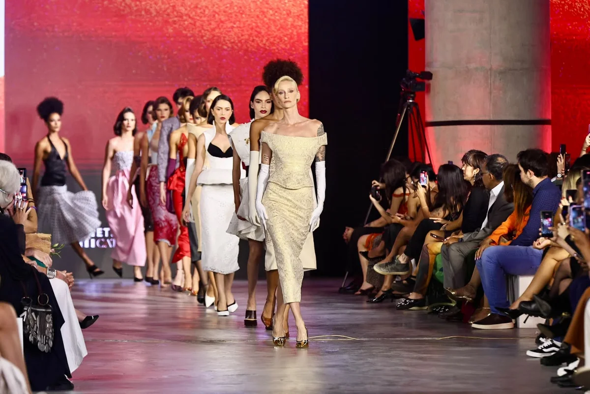 Metrópoles Catwalk estreia com Yasmin Brunet, Vivi Orth e Jhona Burjack - imagem 4 Metrópoles Catwalk estreia com Yasmin Brunet, Vivi Orth e Jhona Burjack - imagem 4