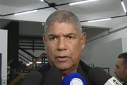 O ex-vereador Milton Leite saindo de delegacia em Mogi das Cruzes O ex-vereador Milton Leite saindo de delegacia em Mogi das Cruzes