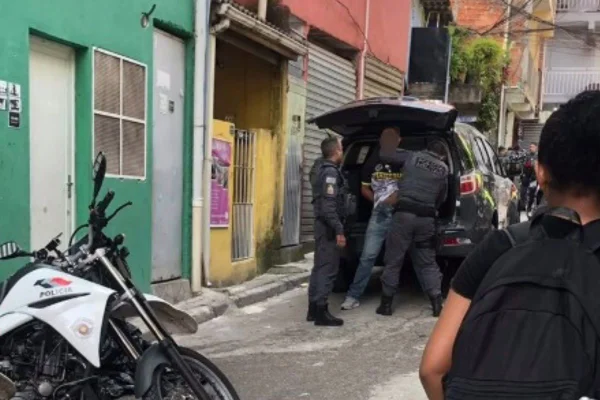 Policiais militares perseguiam um Corolla com cinco ocupantes em Paraisópolis; quatro fugiram e um acabou atingido por um disparo - Metrópoles