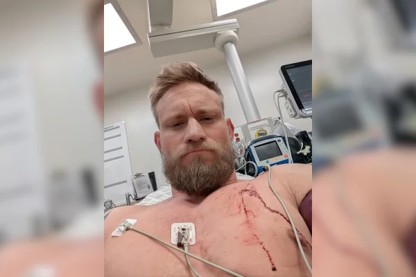 Foto colorida de lutador de UFC que foi esfaqueado e reagiu - Metrópoles