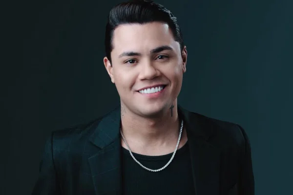 Apresentador se pronuncia sobre confusão com Felipe Araújo em show