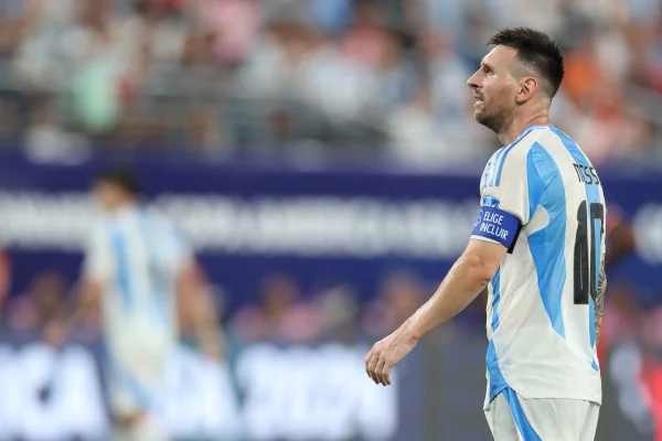 Foto colorida de Lionel Messi com a camisa da Argentina - Metrópoles