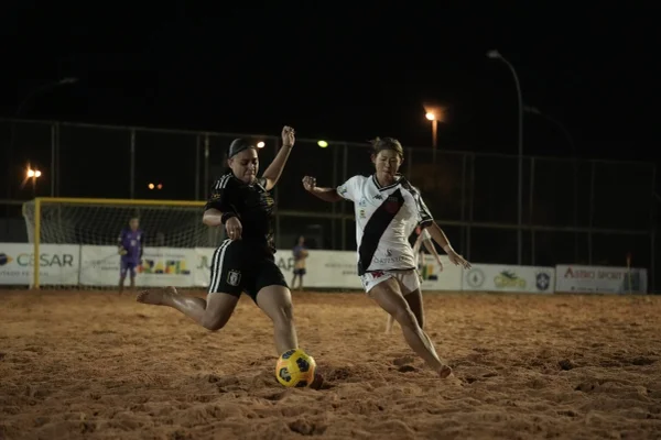 Imagem colorida de competição de beach soccer em Brasília- Metrópoles