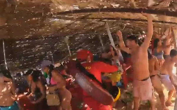 Clientes e bombeiros seguram telhado de palha seca que desabafou em restaurante no Rio Araguaia, em Aruanã, Goiás