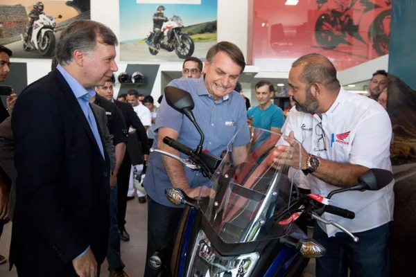 “Tenho bom dinheiro na poupança”, diz Bolsonaro ao comprar moto
