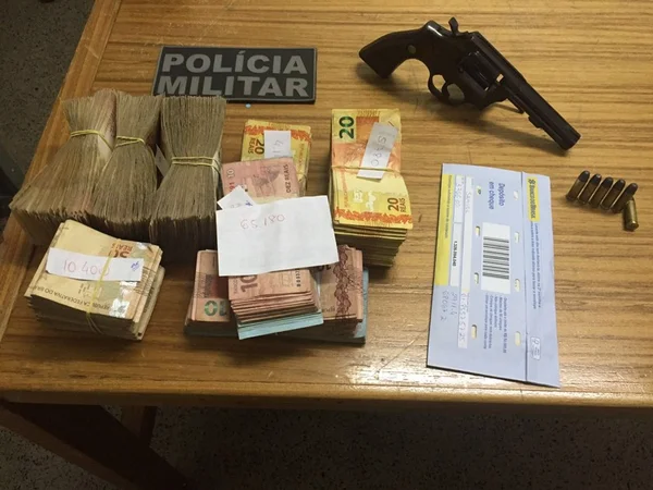 PM recupera malote com R$ 70 mil que motoboy jogou dentro de carro