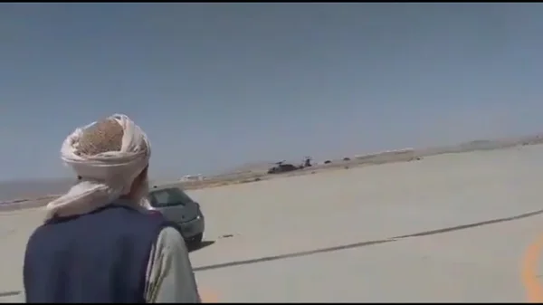 Talibã testa helicóptero norte-americano deixado pelas tropas afegãs