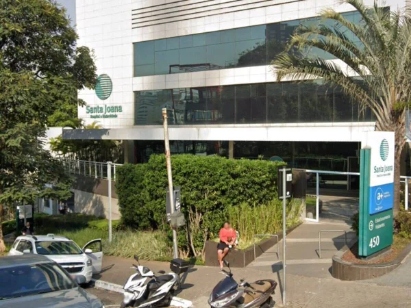 Foto colorida mostra fachada de Maternidade Santa Joana