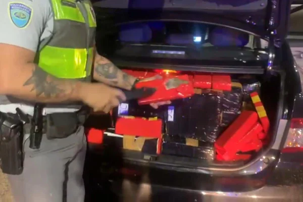Dupla é presa levando 300 kg de maconha em porta-malas de carro