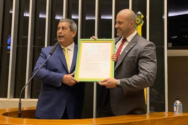 Silveira ganha quadro emoldurado de indulto assinado por Bolsonaro