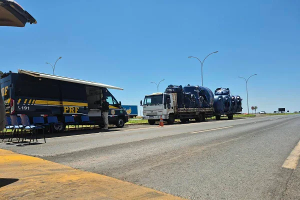 Caminhoneiro bêbado é preso transportando carga pesada excedente por 600 km
