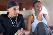 Raphinha e Natalia Belloli posam durante voo