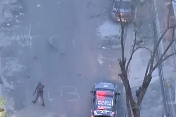 Imagem colorida mostra rua pichada com as letras PCC em protesto de moradores contra a morte do MC Makalezinho, na zona leste de São Paulo - Metrópoles