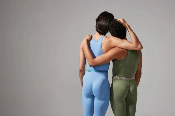 Homens usam malha verde e azul