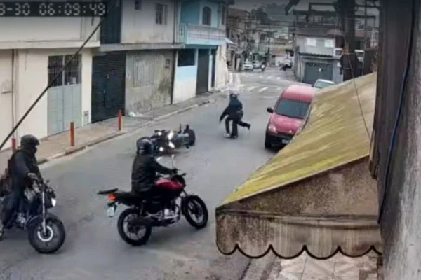 Foto colorida de vídeo em que mostra abordagem de GCM baleado e morto por ladrões em Diadema, Região Metropolitana de São Paulo.