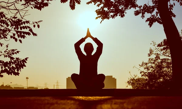 pessoa meditando meditação