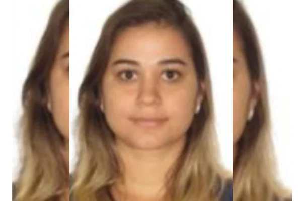 Mulher branca de cabelos longos cujas pontas estão descoloridas - Metrópoles