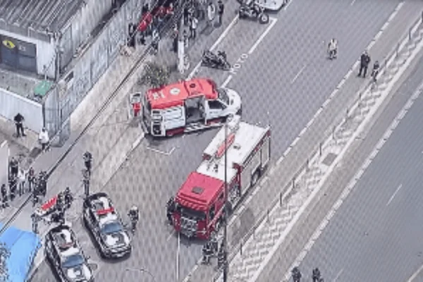 Imagem colorida de bombeiros e viaturas da PM acionados para apurar uma possível bomba em mochila do homem que se esfaqueou no metrô - Metrópoles