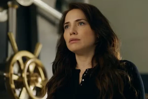 Adriana (Letícia Collin) em Quem Ama Cuida