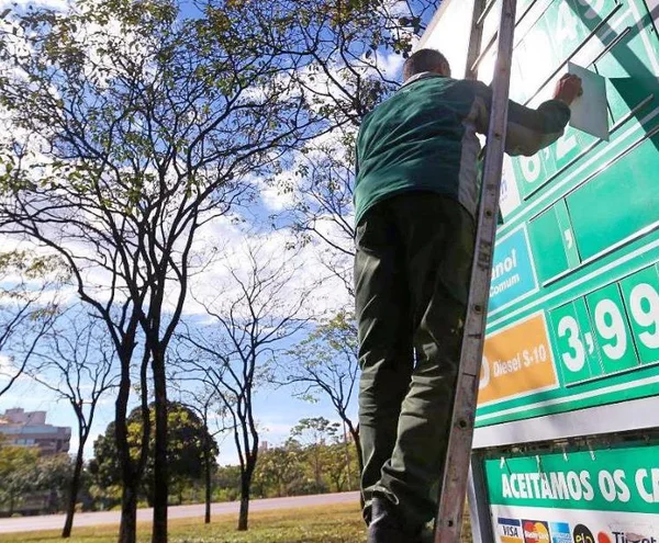 Preço do diesel tem quinta alta consecutiva e fecha perto dos R$ 5,00