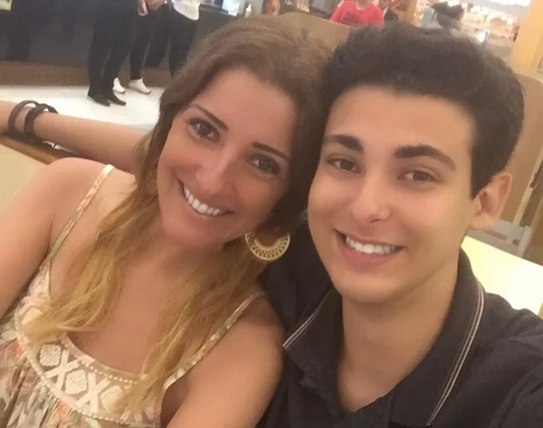 Imagem colorida de Flávia com seu filho - Metrópoles