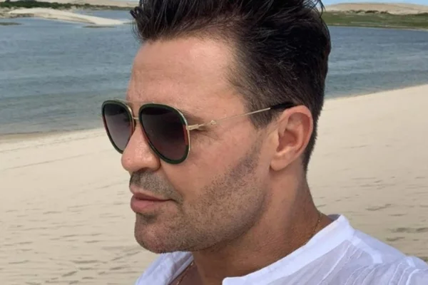 Eduardo Costa chuta celular de fã em show e gera revolta: “Babaca”