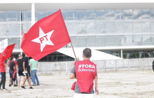 Manifestantes se reúnem em Brasília e pedem impeachment de Bolsonaro