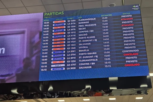 pane casal aeroporto espera voo remarcado