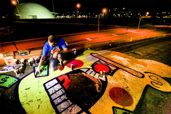 Metrópoles convidou sete artistas para pintar os buracos que o GDF não dá conta de tampar