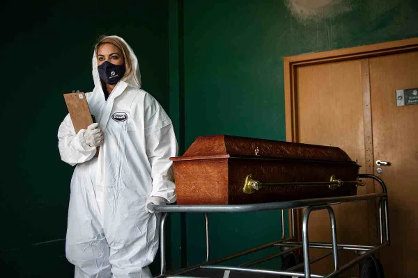 Adriana Barbosa da Silva, acolhedora do Crematório e Cemitério da Penitência no Caju, no Rio