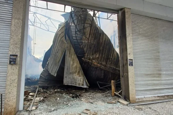 Imagem colorida de portão danificado por incêndio em Santa Catarina - Metrópoles