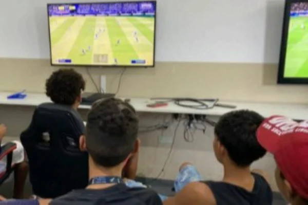 Crianças jogando videogame em projeto social