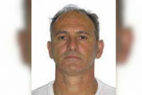 Imagem colorida de Décio Português. Ele é um homem branco e calvo - Metrópoles