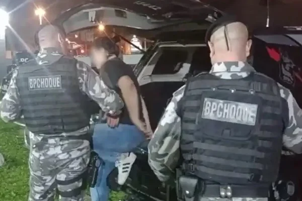 Imagem colorida de mulher sendo presa pela polícia em Curitiba - Metrópoles
