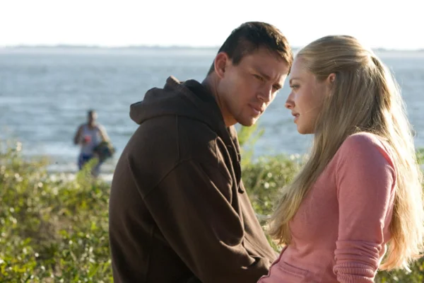 Amanda Seyfried diz que Channing Tatum fez xixi nela em set