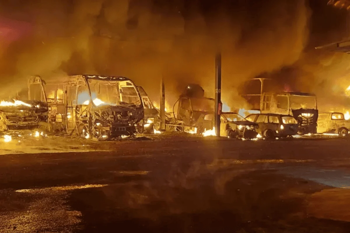 A garagem municipal da Prefeitura de Trabiju, no interior de São Paulo, foi atingida por um incêndio de grandes proporções durante a madrugada desta terça-feira (28/7) A garagem municipal da Prefeitura de Trabiju, no interior de São Paulo, foi atingida por um incêndio de grandes proporções durante a madrugada desta terça-feira (28/7)