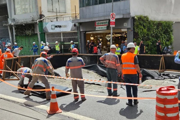 Imagem colorida mostra cratera na Rua da Consolação após explosão ocorrida nesse domingo (1/3) - Metrópoles